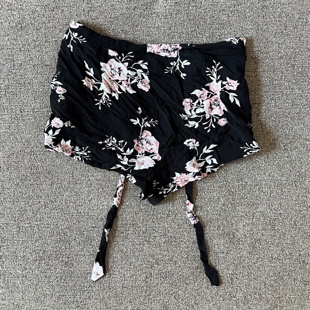 🟢 Kendall and Kylie black with floral print tie shorts (size Large)